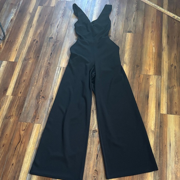 Express Signature Ponte V-Neck Cross Back Wide Leg Jumpsuit with Pockets Medium - Picture 4 of 6